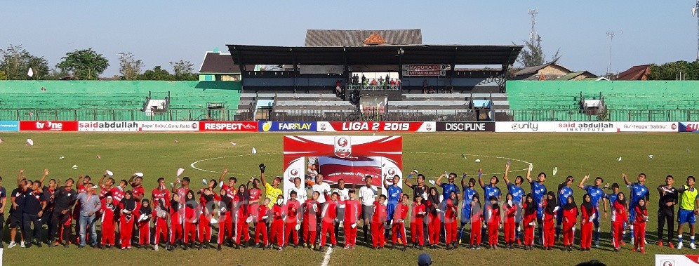 Kenang BJ Habibie, Laga Madura FC vs Mitra Kukar Diawali Terbangkan Pesawat Kertas