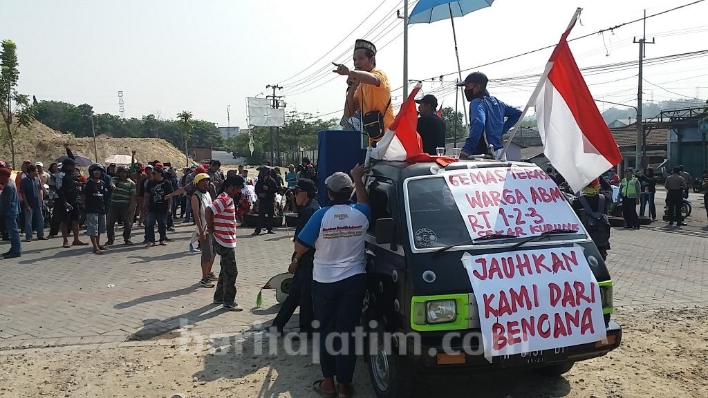 Warga Perum ABM Gresik Kembali Demo, Tuntut PT Kebomas Makmur