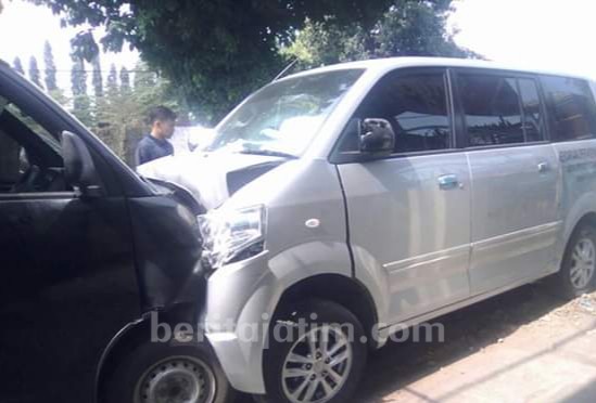 Mobil Pemdes Jemundo Tabrak Pikap Parkir