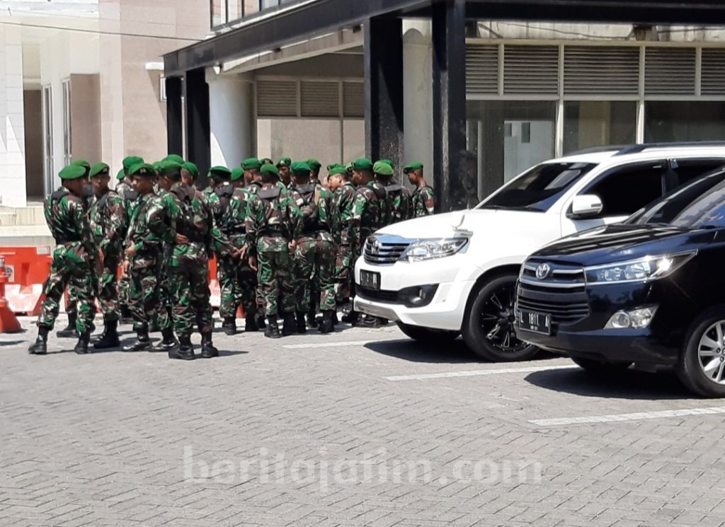 Personel TNI Nampak Berjaga di DPRD Surabaya