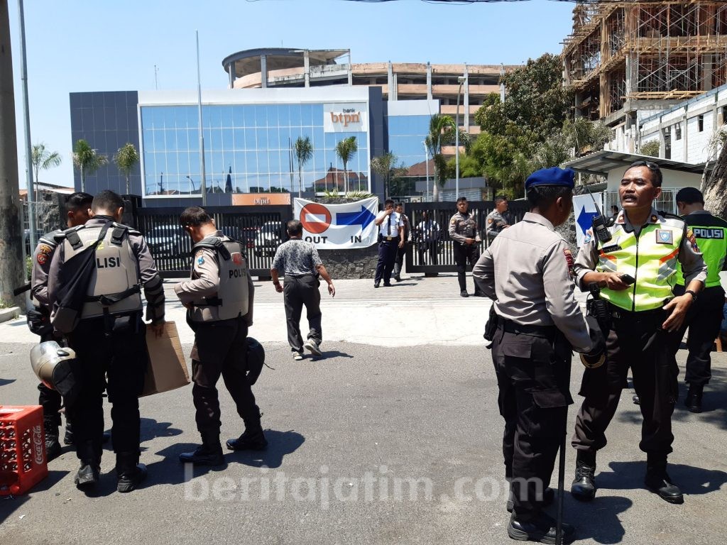 Dampak Demo di Depan DPRD Jatim, Karyawan Bank Dipindah Sementara