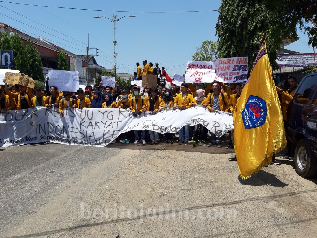 Ribuan Mahasiswa Kepung DPRD Sumenep, Nyaris Bentrok Antar Mahasiswa