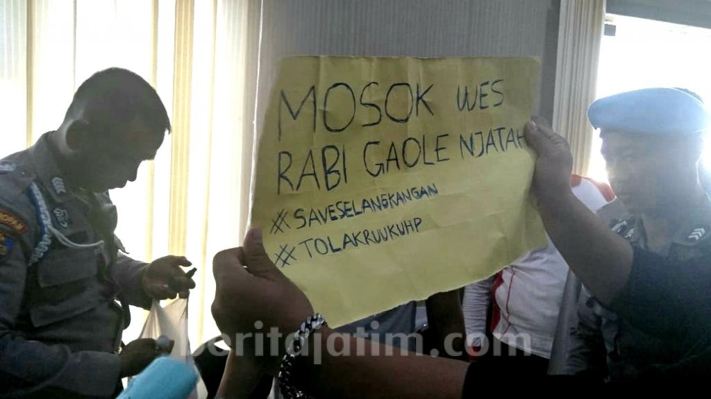 Spanduk Pelajar saat Demo: Mosok Wes Rabi Gak Oleh Njatah
