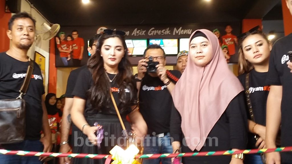 Buka Ayam Asix ke 33 di Gresik, Anang-Ashanty Malah Dimintai Selfie Ratusan Penggemarnya