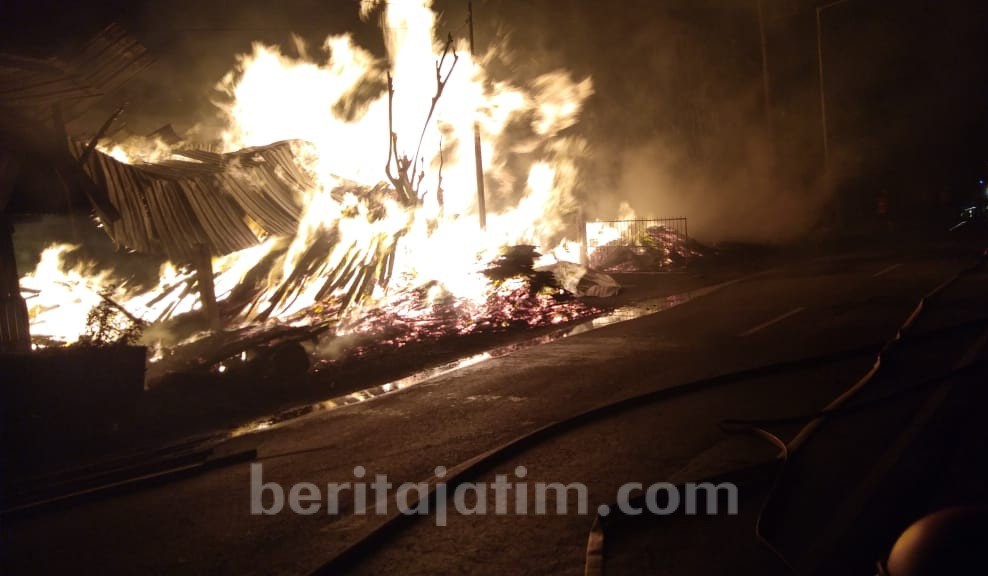 Gudang Kayu Siwalanpanji Buduran Sidoarjo Ludes Terbakar