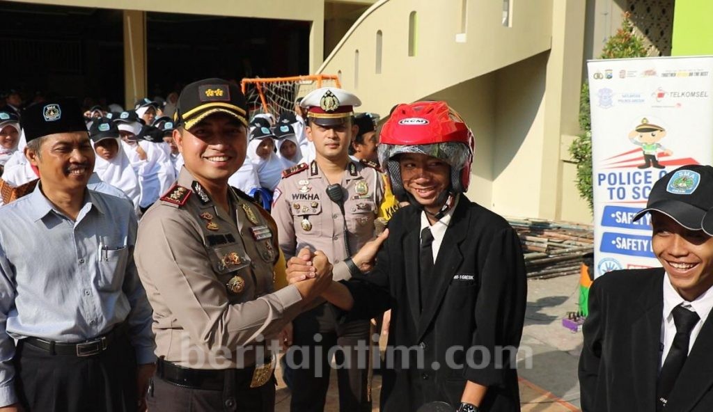 Tingkatkan Disiplin Lalu Lintas Pelajar, Kapolres Gresik Bagikan Helm Gratis