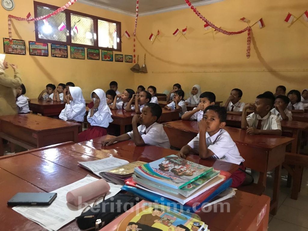 Siswa SDN Jember Lor 5 Bersekolah Sambil Tutup Hidung