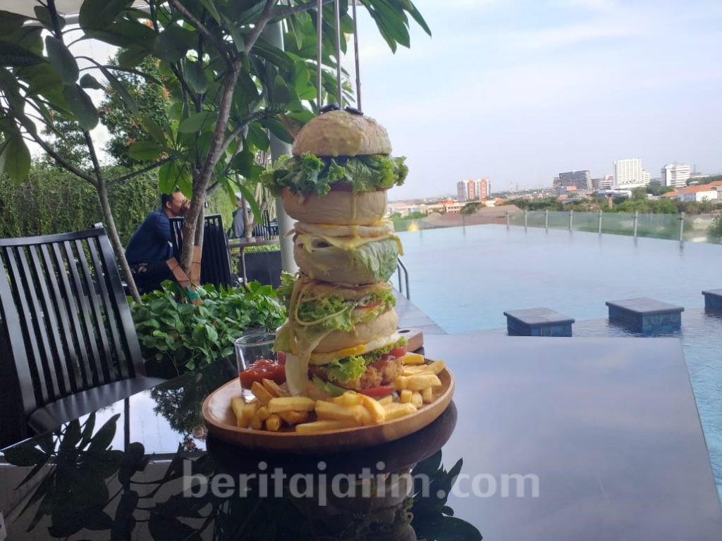 Burger Setinggi 36 Tower Pikat Pecinta Kuliner