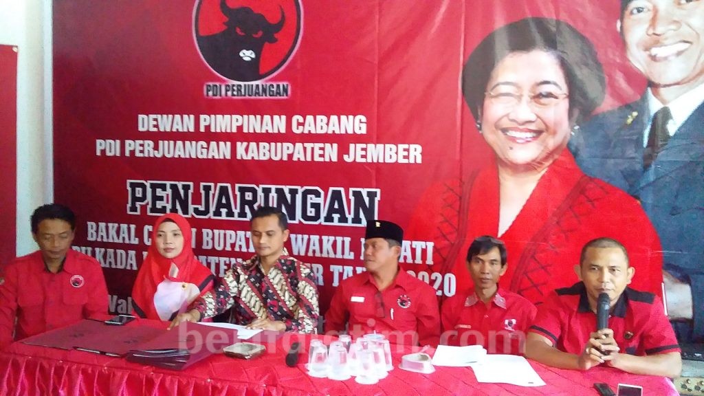 Kepala Kantor Perpustakaan dan Eks Ketua KPU Jember Ambil Formulir Calon Bupati di PDIP