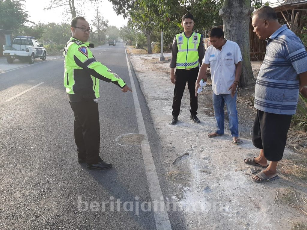 Diduga Ngantuk Pengemudi Truk Tabrak Motor di Dukun Gresik