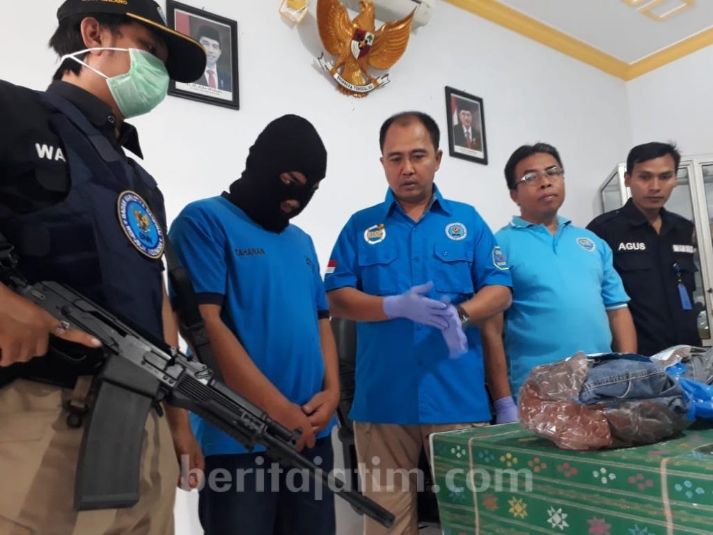 BNN Kabupaten Malang Tangkap Kurir Ganja 2 Kilogram