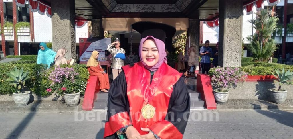 Rita Kartina ASN Perempuan Pertama Bapenda Jatim yang Raih Gelar Doktor