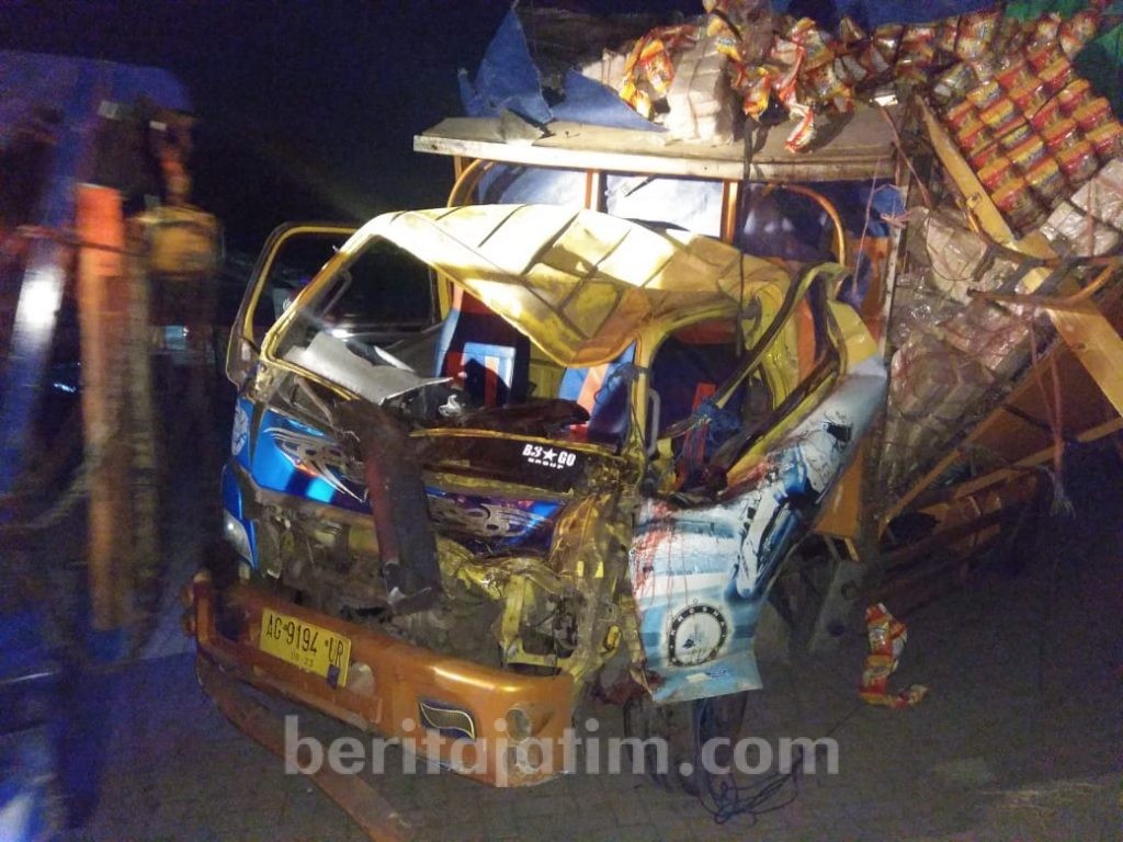 Bus Sumber Selamat Vs Truk di Jalur Tengkorak Balongbendo Sidoarjo