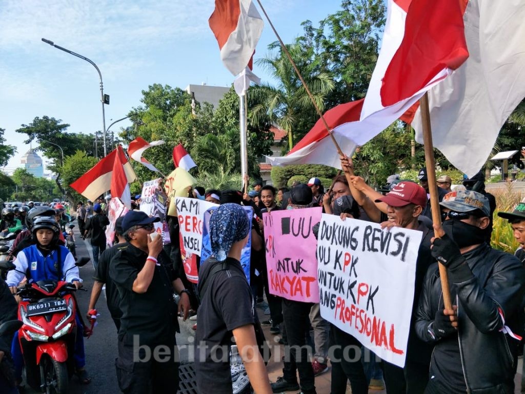 Turun Jalan, Komunitas Masyarakat Jatim Anti Korupsi Dukung Revisi UU KPK