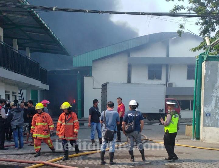 Gudang Onderdil Surabaya Terbakar Hebat