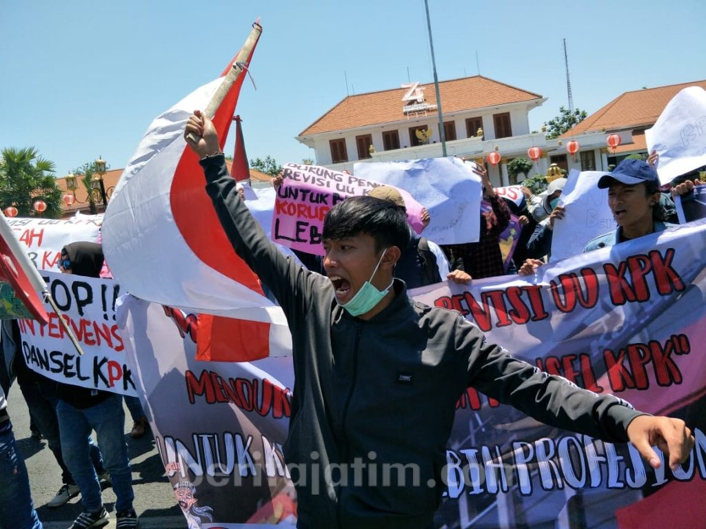Ratusan Mahasiswa Jatim Turun Jalan Aksi Dukung Revisi UU KPK