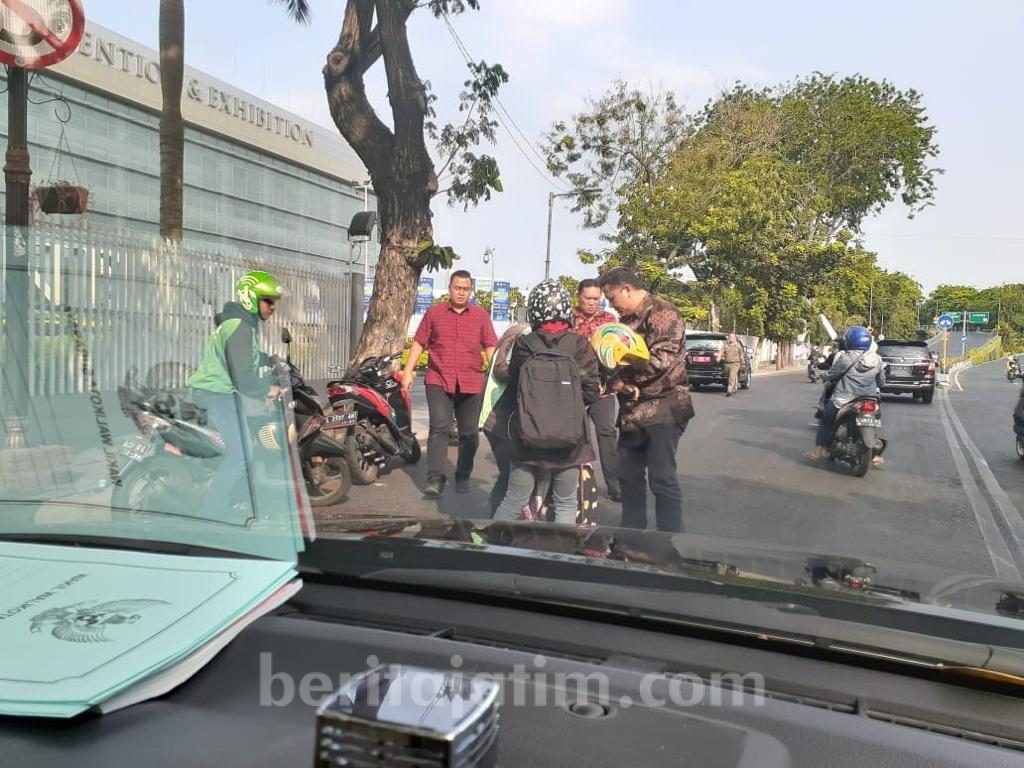 Viral, Foto Wakil Wali Kota Surabaya Tolong Korban Kecelakaan