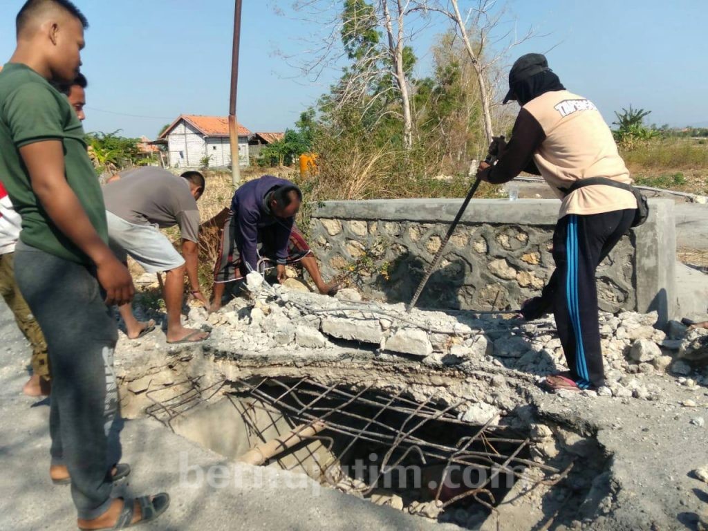 Jembatan Penghubung Antar Kecamatan di Sampang Jebol