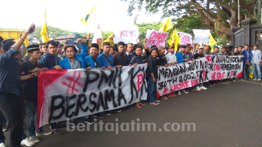 Kepung Gedung DPRD, PMII Kota Malang Minta Revisi UU KPK Dibatalkan
