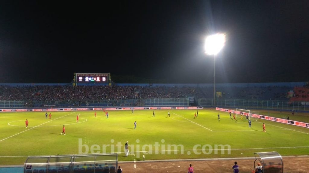 Dramatis 4 Gol Tercipta di Babak Pertama Laga Arema FC Vs Borneo FC