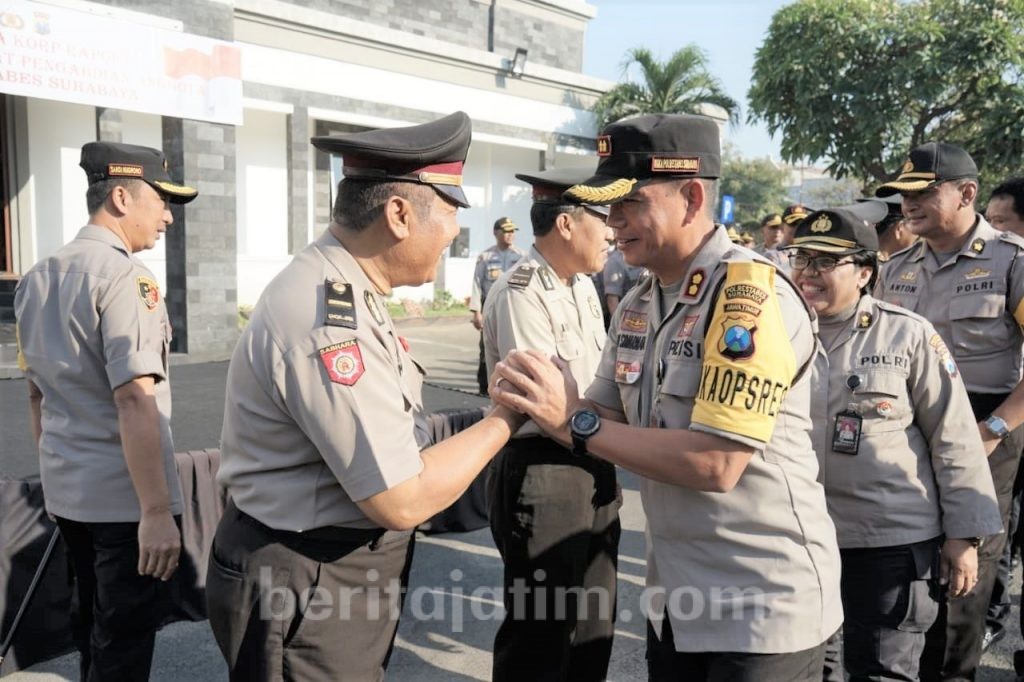 Kapolrestabes Surabaya Beri Kenaikan Pangkat kepada 4 Anggotanya