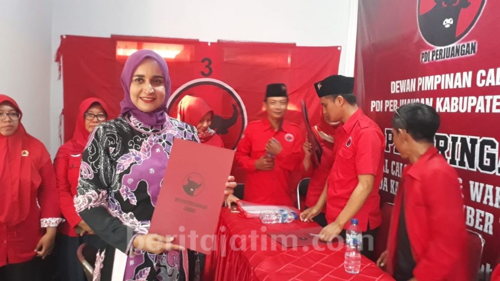 Berkerudung Ungu, Bupati Faida Datangi Kantor PDIP Jember