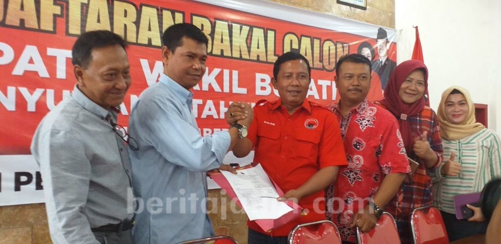 Ali Ruchi Serahkan Formulir dan Berkas ke PDIP Banyuwangi