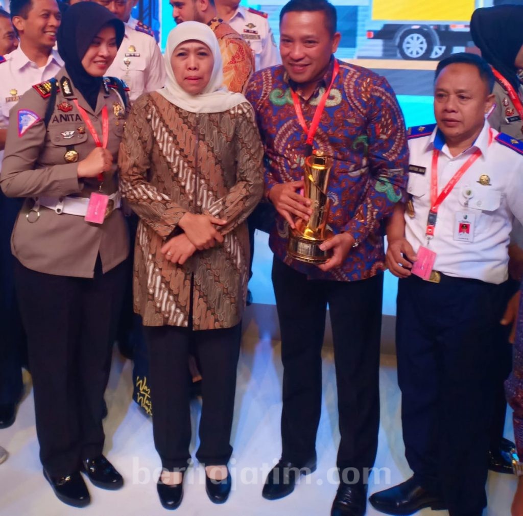 Bupati Sampang Terima Penghargaan Wahana Tata Nugraha