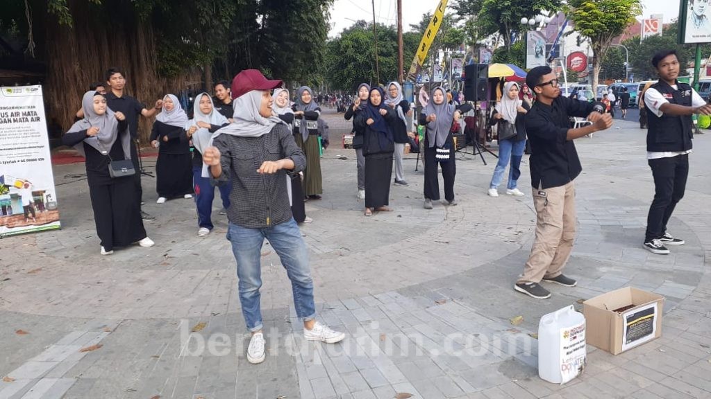Genbi Jember Bikin Flash Mob dan Galang Dana untuk Mbah Saeti