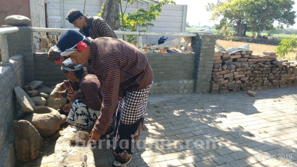 Warga di Mojokerto Bersih-bersih Situs Sambeng