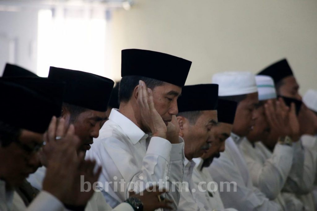 Presiden Jokowi Salat Istisqa Sebelum Tinjau Karhutla di Riau