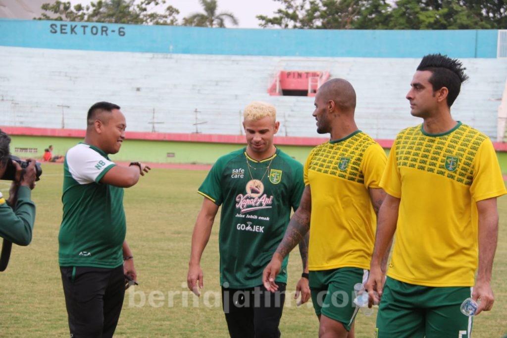 Main Ngosek, Campos Banjir Sanjungan Suporter Persebaya