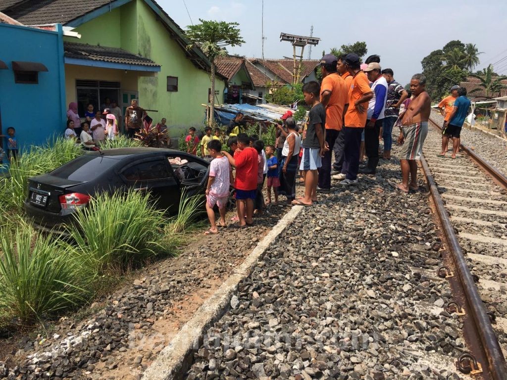 Mobil Pasangan Lansia Tertabrak KA Mutiara Timur