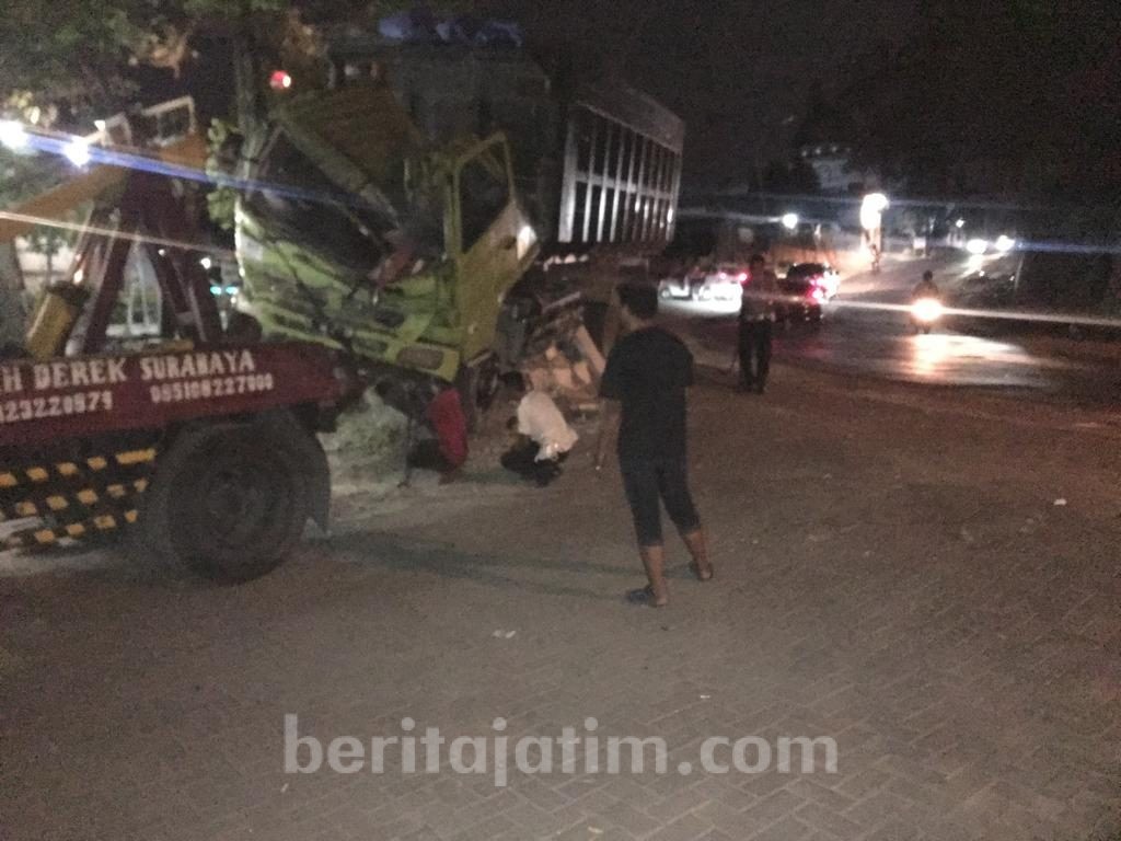 Pengait Lepas, Kepala Dump Truk Tronton Tabrak Pagar Rumah Warga