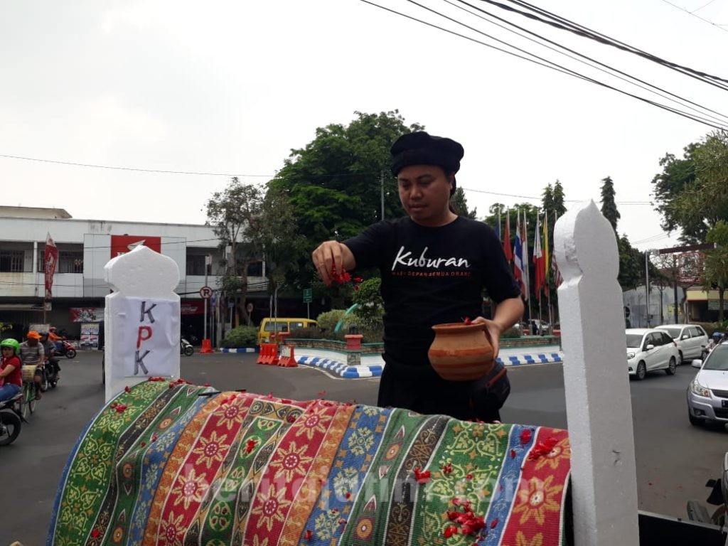 Seniman Jombang Tabur Bunga di Atas ‘Pusara’ KPK