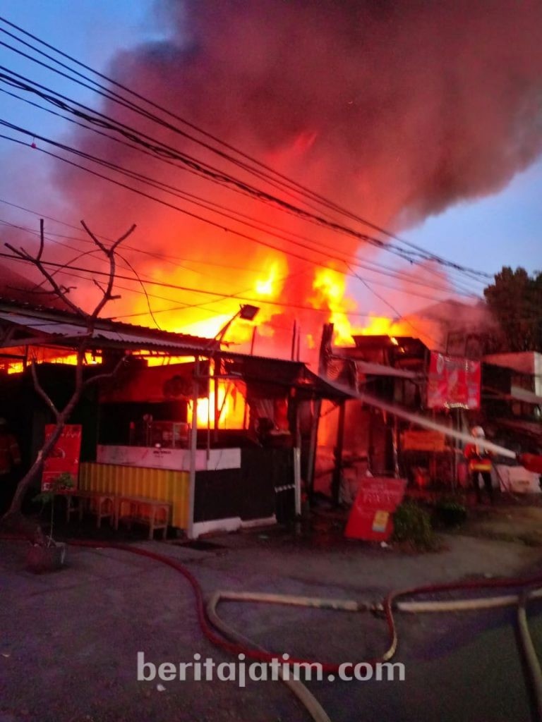 Toko Mebel di Medokan Asri Surabaya Terbakar