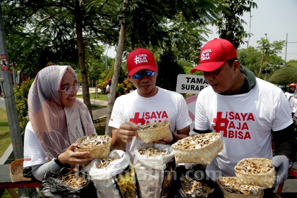 Kampanye Sampah Putung Rokok, Ratusan Karyawan Sampoerna Punguti Sampah Putung Rokok dan Botol Kemasan Plastik