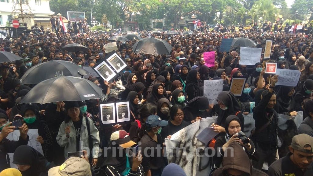 Ribuan Mahasiswa Se-Malang Kepung Gedung DPRD