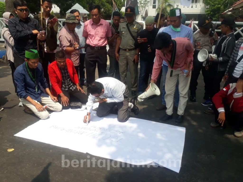 Ketua DPRD Jombang Tanda Tangan Dukungan Pencabutan RUU KPK