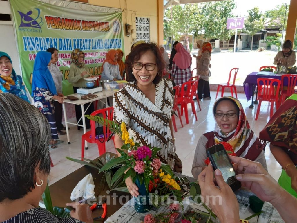 Wujudkan Tri Dharma Perguruan Tinggi, Dosen Unair Bina Ratusan Lansia