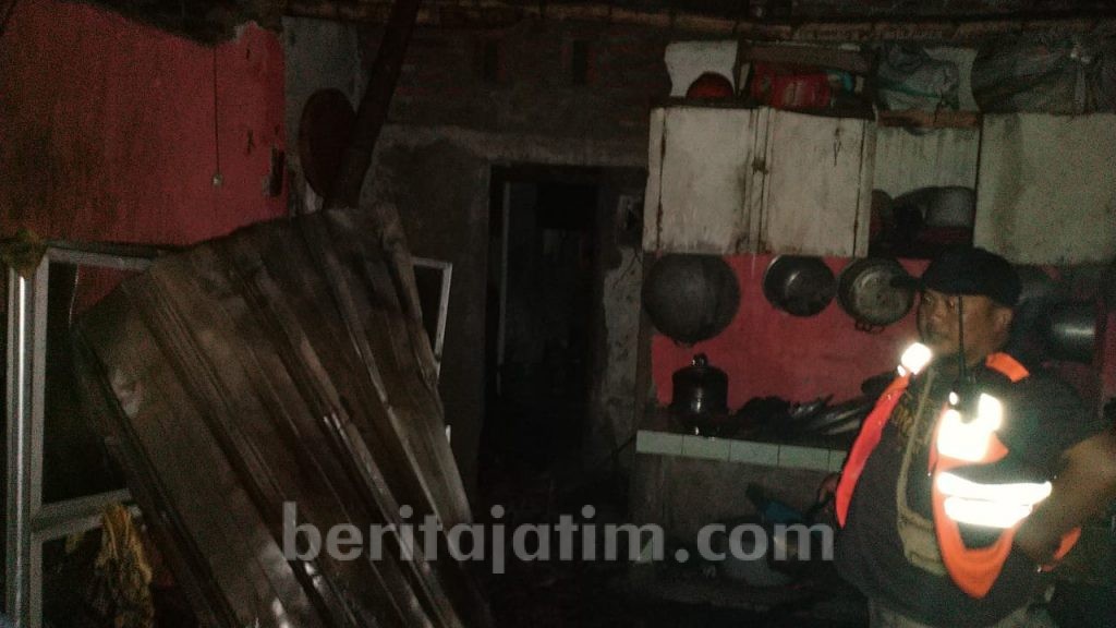 Korsleting Listrik, Rumah dan Kandang Bebek Dilalap Si Jago Merah