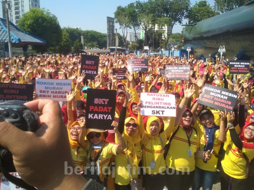 Ribuan Ibu Pelinting Rokok Lakukan Aksi Tuntut Pemerintah Lakukan Ini