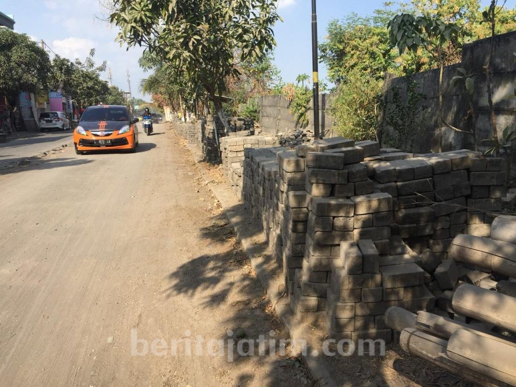 Proyek Perbaikan Jalan Brotonegoro Perum GKB Gresik Diduga Pakai Paving Bekas