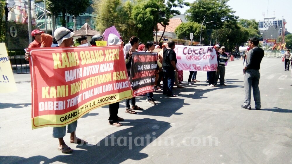 PKL Cokelat Jalan Anggrek Surabaya Menolak Relokasi