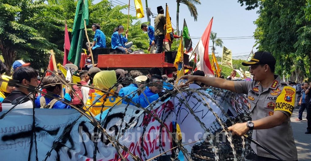 Ratusan Mahasiswa Geruduk Gedung DPRD Sidoarjo