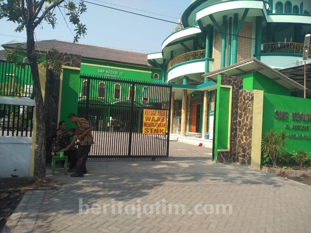 Tak Tahu Pengumuman Libur, Masih Ada Ortu Antarkan Anaknya ke Sekolah