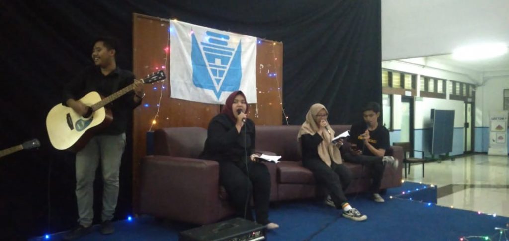 Kolaborasi FS3LP, Teater Gapus dan Sasindo UNAIR Aksi Damai Baca Puisi