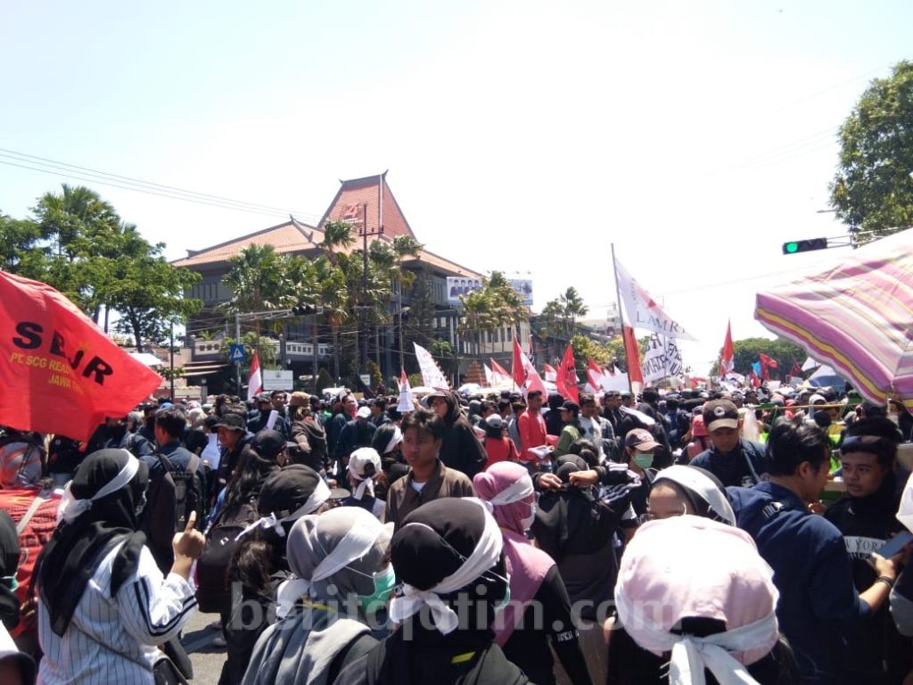 Massa Aksi Tuntut Ruang Paripurna untuk Sidang Rakyat, Ketua DPRD Jatim Menolak