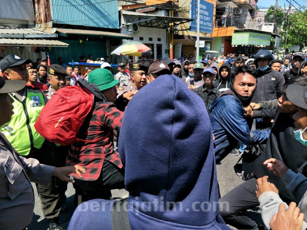 Suasana Memanas, Sesama Pendemo di DPRD Jatim Nyaris Baku Hantam