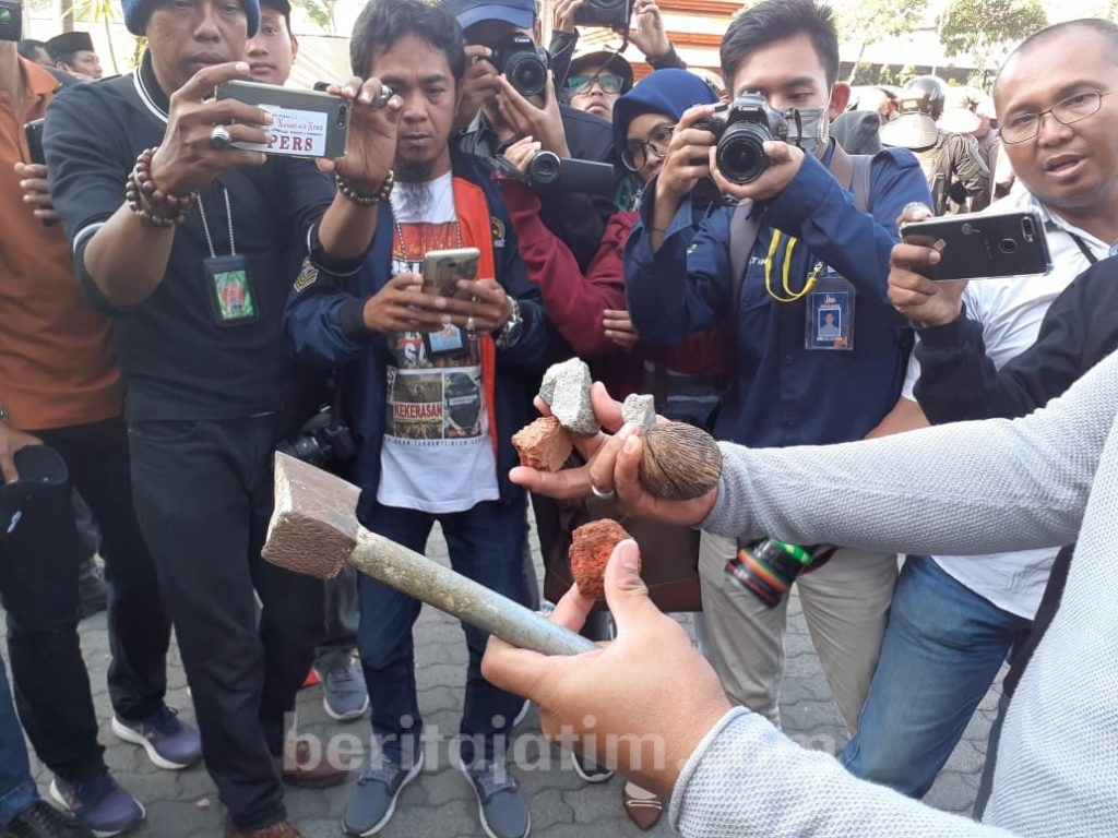 Di DPRD Jatim, Massa Pendemo Lempar Kapak ke Arah Polisi